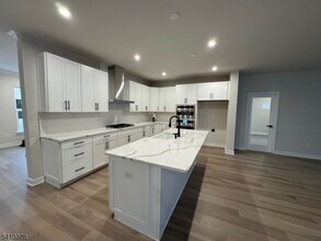 61 Willow Ln in Parsippany Troy Hills, NJ - Building Photo - Building Photo