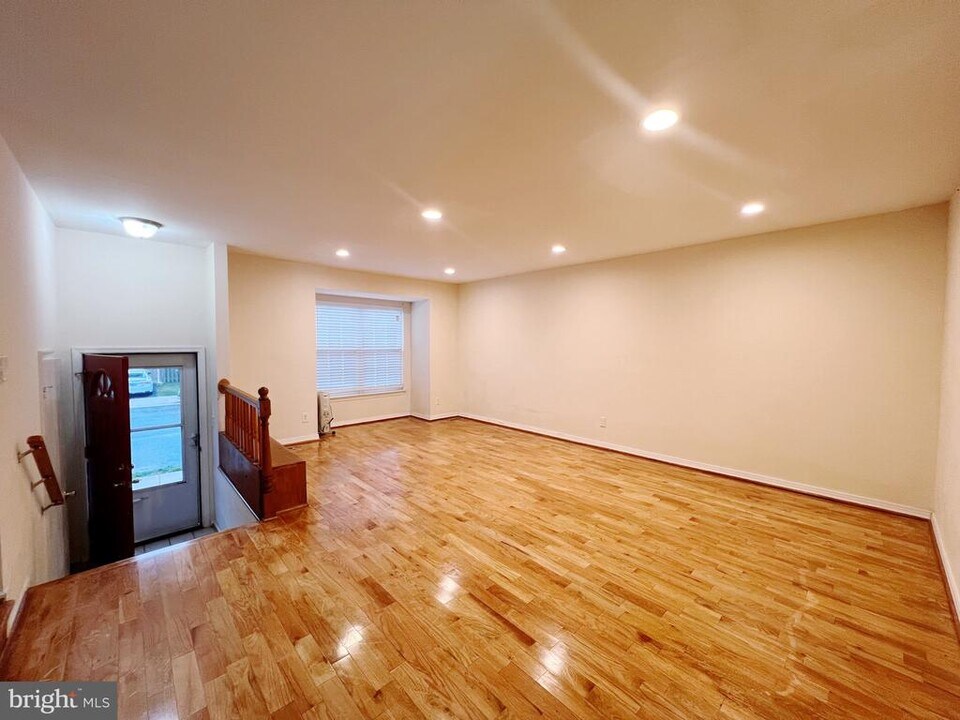 6 Lazy Hollow Way in Gaithersburg, MD - Building Photo