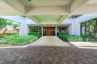 5001 Woodway Dr in Houston, TX - Building Photo - Building Photo