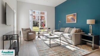 5256 International Dr in Orlando, FL - Building Photo