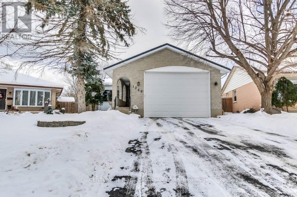 1049 Mahogany Crescent in London, ON - Building Photo