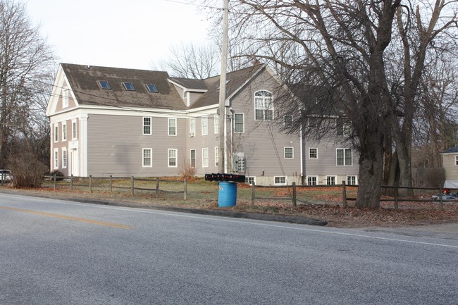 432 Turner Ctr Rd in Turner, ME - Foto de edificio - Building Photo