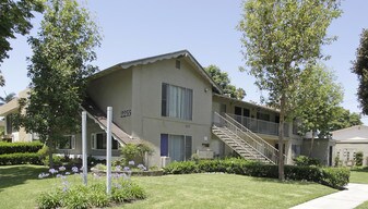 Vancouver Park Apartments in Anaheim, CA - Building Photo