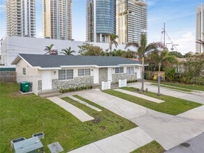 18717 Atlantic Blvd in Sunny Isles Beach, FL - Foto de edificio - Building Photo