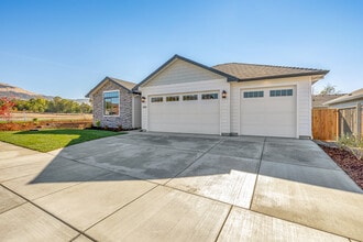 3888 Wyoming Ln in Medford, OR - Building Photo - Building Photo