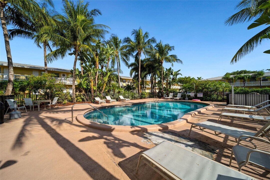 4050 NE 12th Ter, Unit 45-2 in Oakland Park, FL - Building Photo