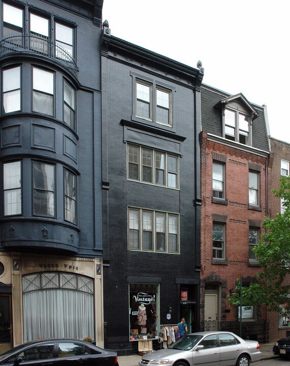 2052 Locust St in Philadelphia, PA - Building Photo