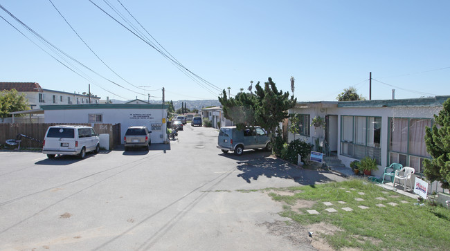 354-356 S Vista Ave in San Ysidro, CA - Foto de edificio - Building Photo