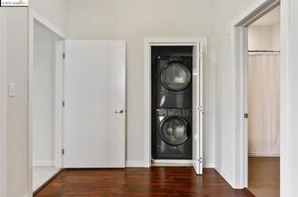 1001 46th St, Unit Cavernous 2bdrm in Emeryville, CA - Foto de edificio - Building Photo