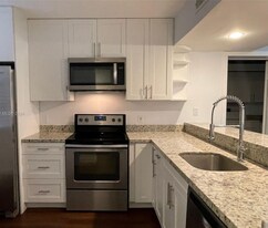 1713 Whitehall Dr in Davie, FL - Building Photo