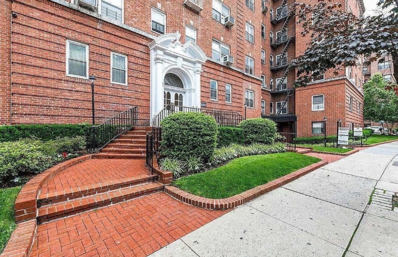 69-11 Yellowstone Blvd in Queens, NY - Building Photo