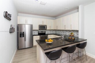 14770 10th St in Pembroke Pines, FL - Building Photo - Building Photo