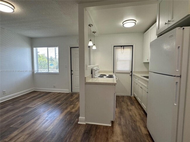 2325 Arthur St in Hollywood, FL - Building Photo - Building Photo