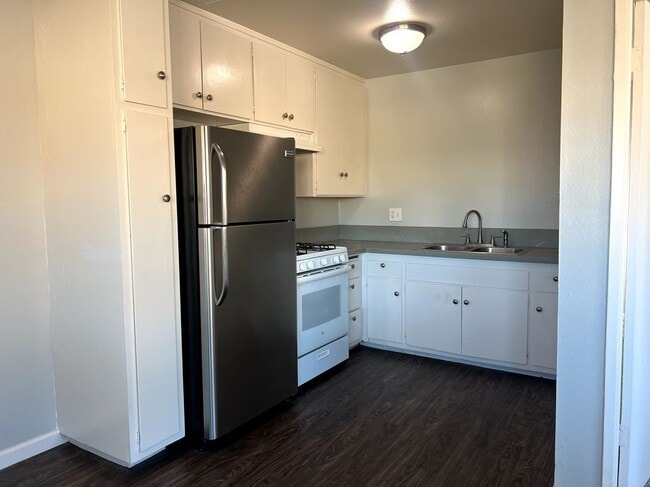 2000 Carnegie Ln in Redondo Beach, CA - Building Photo - Building Photo