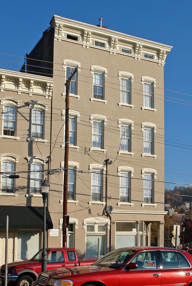 216 E Thirteenth St in Cincinnati, OH - Foto de edificio - Building Photo