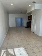 7327 Bakman Ave, Unit 4 in Los Angeles, CA - Building Photo - Building Photo