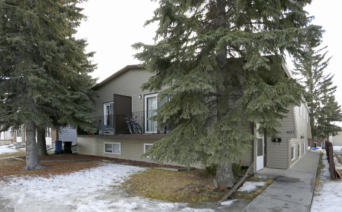 4827 Varsity Dr NW in Calgary, AB - Building Photo