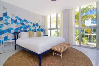 250 Collins Ave in Miami Beach, FL - Building Photo - Building Photo