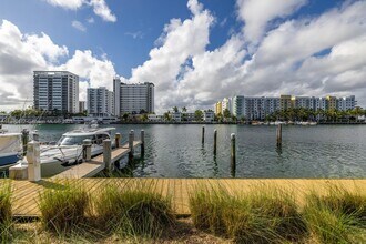 7928 East Dr in North Bay Village, FL - Foto de edificio - Building Photo