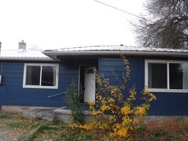 99 N Front St in Talent, OR - Building Photo