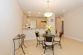 117 N Gale Dr, Unit 203 in Beverly Hills, CA - Building Photo - Building Photo
