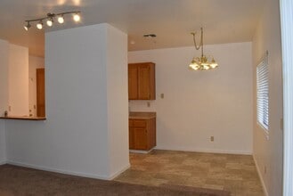 34 Manchester Ln in Fairfield, CA - Foto de edificio - Building Photo