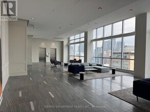 488 University Ave in Toronto, ON - Building Photo - Building Photo