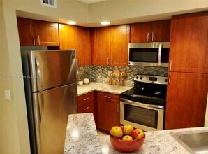 595 Vista Isles Dr in Plantation, FL - Building Photo - Building Photo