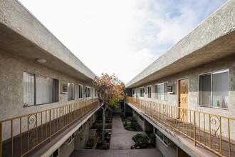 400 Serrano Ave in Los Angeles, CA - Building Photo - Building Photo