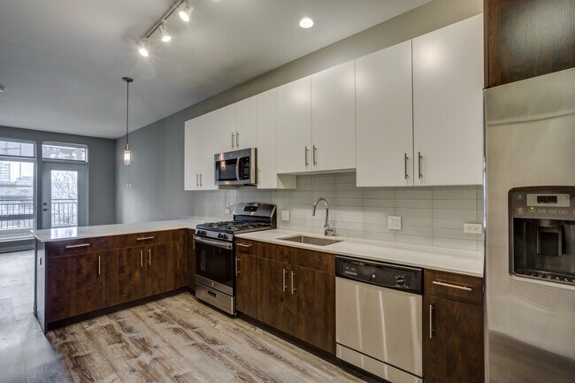 851 W Grand Ave, Unit 302 in Chicago, IL - Building Photo - Building Photo