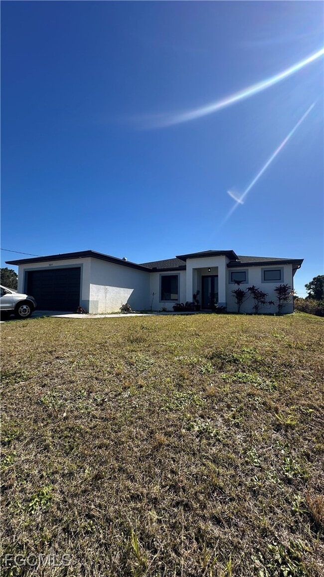 3217 64th St W in Lehigh Acres, FL - Building Photo - Building Photo