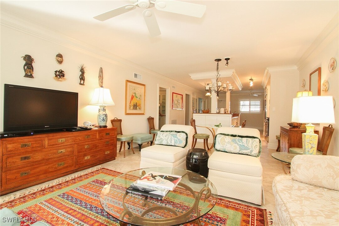 1051 3rd St S in Naples, FL - Building Photo