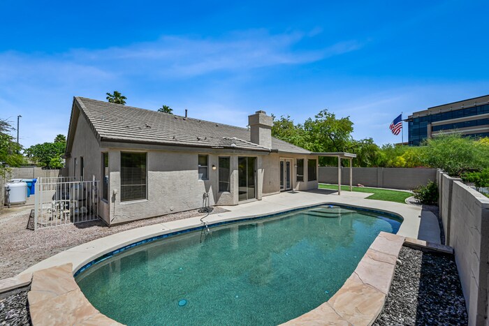 6937 E Paradise Ln in Scottsdale, AZ - Building Photo