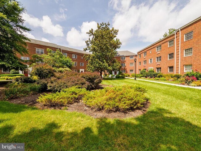 1608 W Abingdon Dr in Alexandria, VA - Building Photo - Building Photo