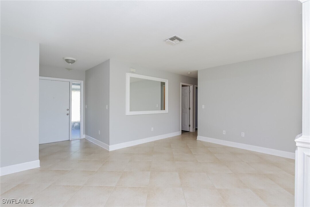 5487 Kenwood Dr in North Port, FL - Building Photo