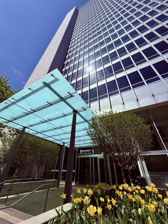 500 W Superior St in Chicago, IL - Building Photo