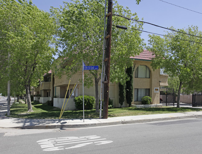 Vista Apartments in Palmdale, CA - Building Photo - Building Photo