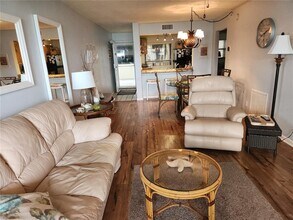 6291 Bahia Del Mar Cir N in St. Petersburg, FL - Building Photo - Building Photo