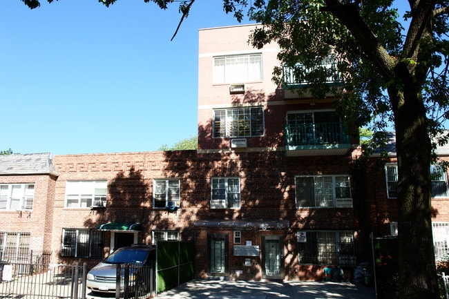 13239-13241 Avery Ave in Flushing, NY - Foto de edificio - Building Photo