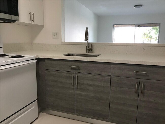 11235 SW 88th St, Unit 207E in Miami, FL - Foto de edificio - Building Photo