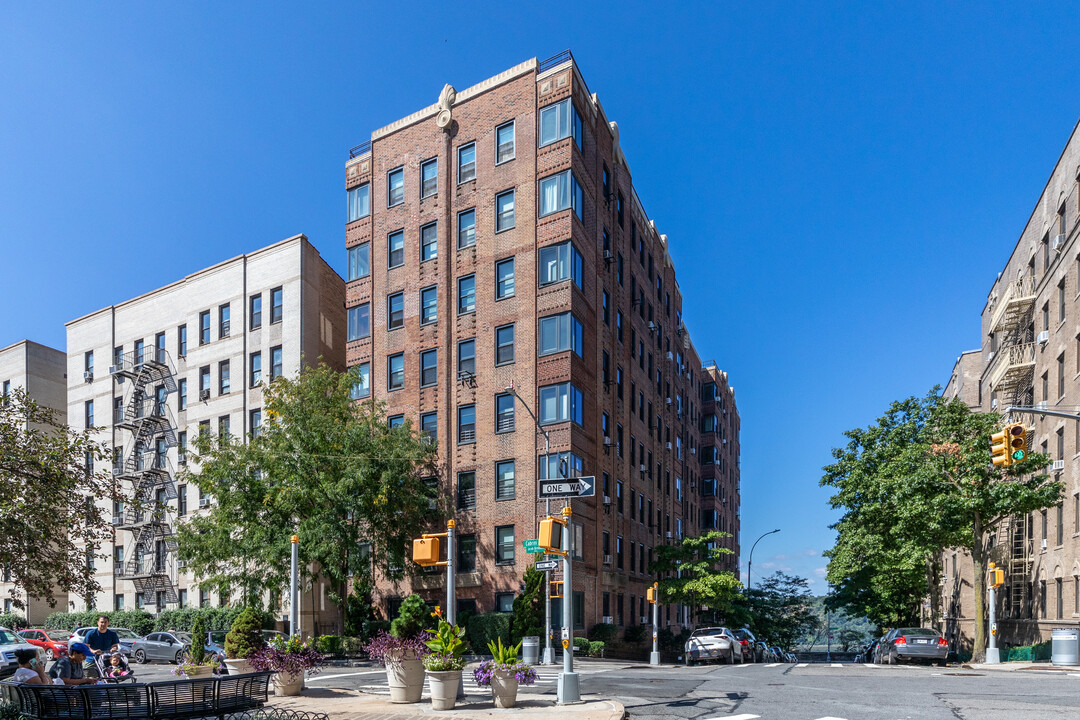 250 Cabrini Boulevard in New York, NY - Foto de edificio