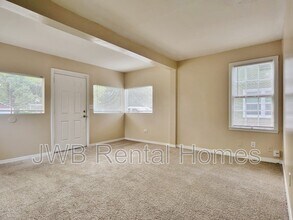 8182 Lexington Dr in Jacksonville, FL - Foto de edificio - Building Photo