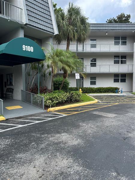 9100 Lime Bay Blvd in Tamarac, FL - Building Photo - Building Photo