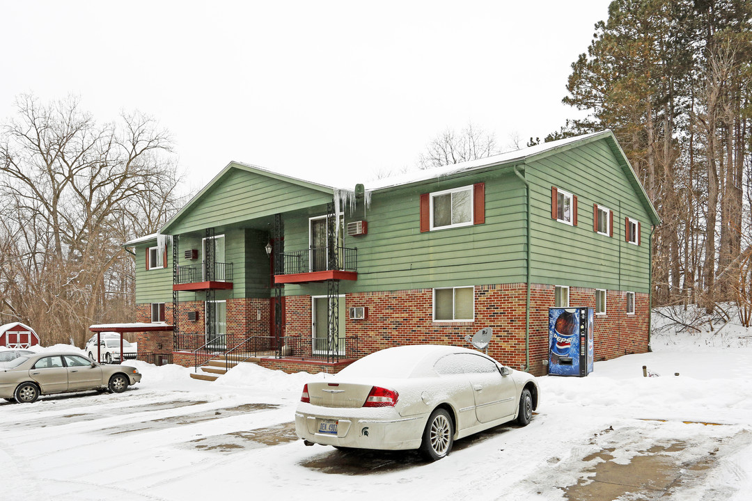 Maple Grove Manor in Lapeer, MI - Building Photo