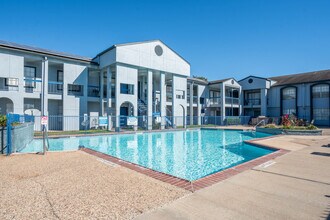 Pelican Reef Apartments in Seabrook, TX - Foto de edificio - Building Photo
