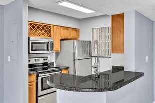 2810 N Oakland Forest Dr in Oakland Park, FL - Building Photo