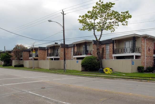 MacArthur Park Apartments in Houston, TX - Building Photo - Building Photo