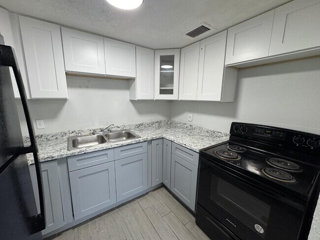 13701 N 21st St in Tampa, FL - Building Photo - Building Photo