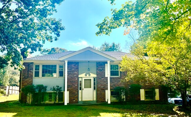 385 Hartford Ave in Bellingham, MA - Building Photo - Building Photo