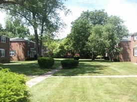 Evergreen Town House Apartments in New Britain, CT - Building Photo